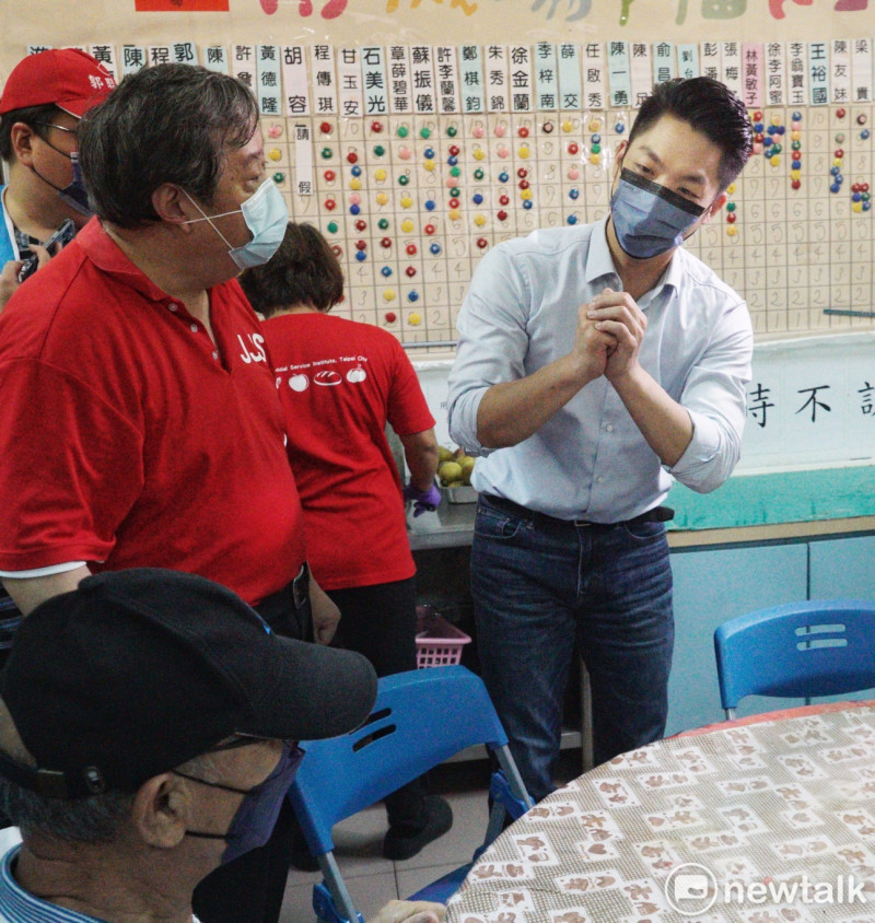 國民黨台北市長候選人蔣萬安赴南機場樂活園地與長輩共餐。   圖：張良一/攝