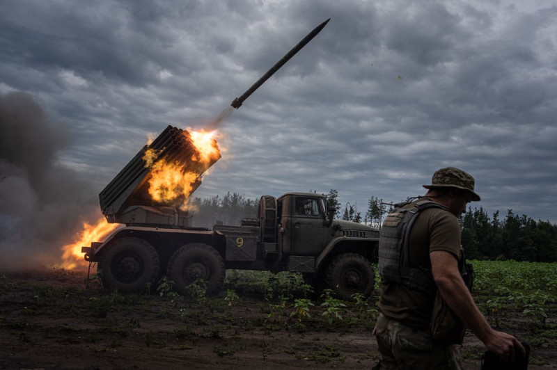 烏克蘭軍隊近日收復南部戰略重鎮赫爾松，烏克蘭軍民士氣高漲。   圖：翻攝自澤連斯基臉書（資料照）