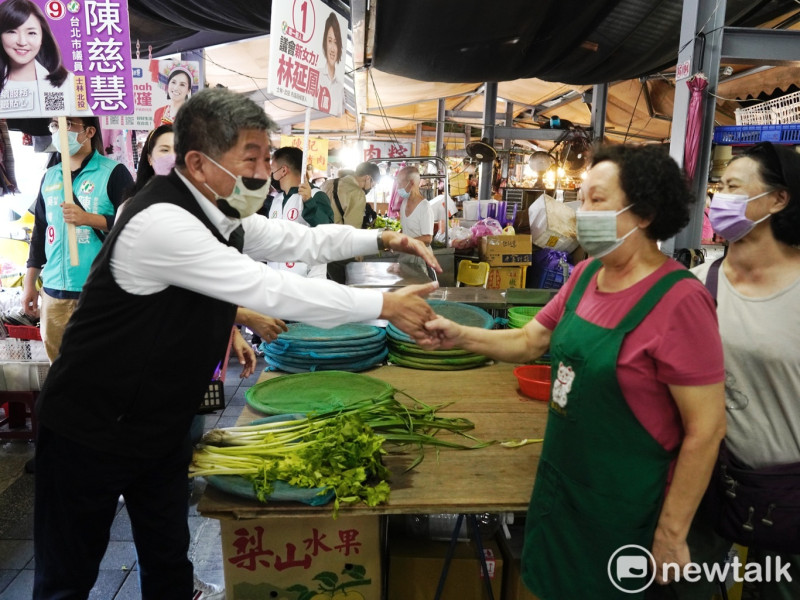 民進黨台北市長候選人陳時中今（18）早在葫蘆堵市場、福華市場掃街拜票。   圖：張良一/攝