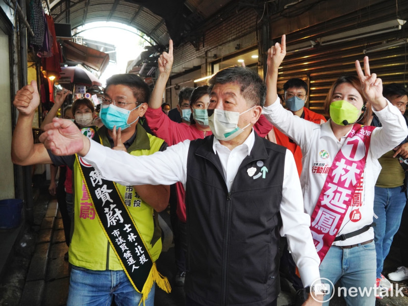 民進黨台北市長候選人陳時中今（18）早在葫蘆堵市場、福華市場掃街拜票。   圖：張良一/攝