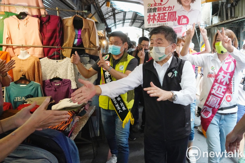 民進黨台北市長候選人陳時中今（18）早在葫蘆堵市場、福華市場掃街拜票。   圖：張良一/攝