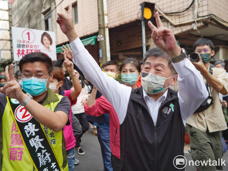 民進黨台北市長候選人陳時中今（18）早在葫蘆堵市場、福華市場掃街拜票。   圖：張良一/攝