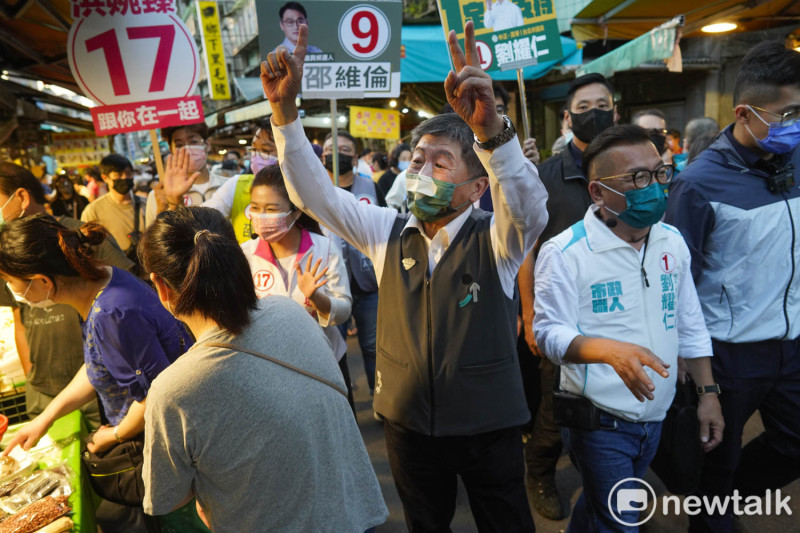 民進黨台北市長候選人陳時中先前到萬華雙和市場掃街拜票。   圖：張良一/攝