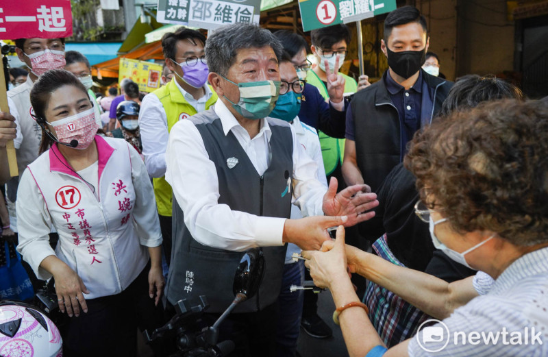 民進黨台北市長候選人陳時中到先前萬華雙和市場掃街拜票。   圖：張良一/攝