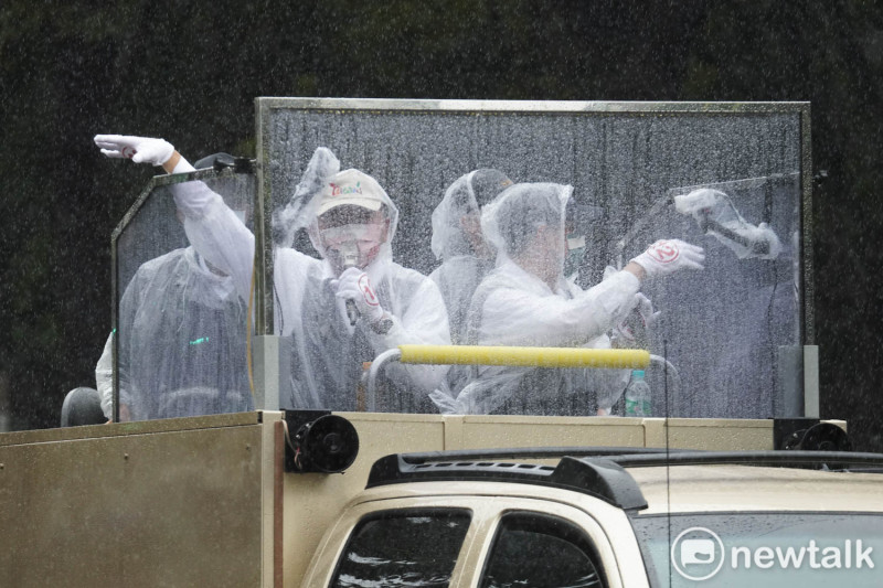 民進黨台北市長候選人陳時中上午在競選總部主委陳建仁的陪同下，冒著大雨在萬華地區掃街拜票。   圖：張良一/攝