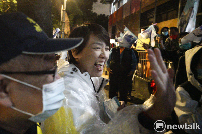 無黨籍台北市長候選人黃珊珊昨晚在民眾黨主席柯文哲的陪同下，在中正區掃街拜票。   圖：張良一 / 攝