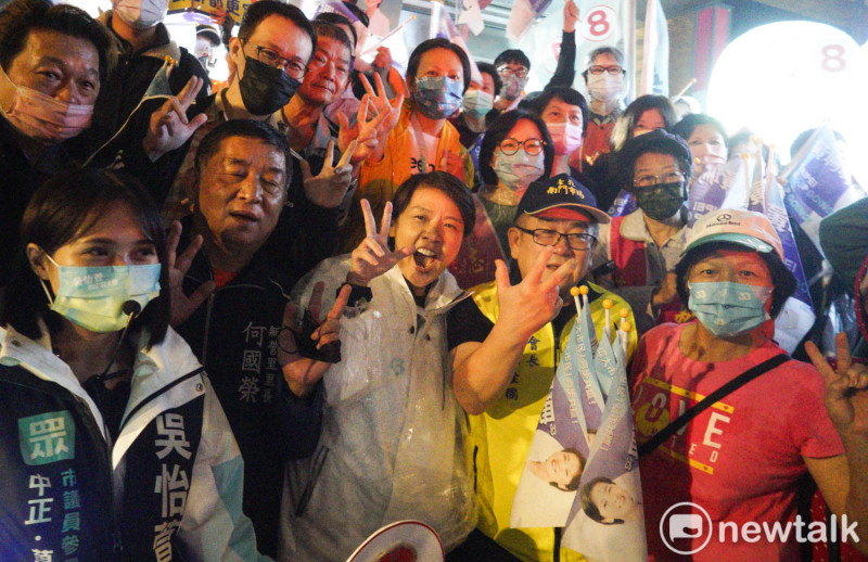 無黨籍台北市長候選人黃珊珊昨晚在民眾黨主席柯文哲的陪同下，在中正區掃街拜票。   圖：張良一 / 攝