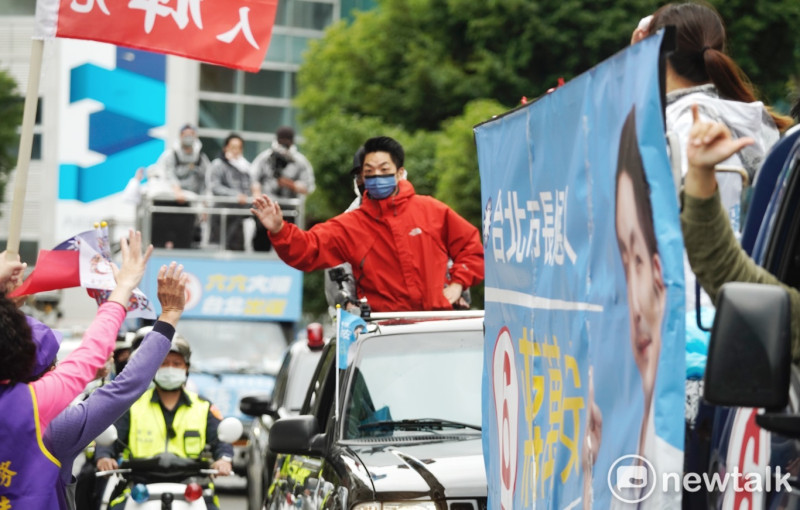 國民黨台北市長候選人蔣萬安上午進行「萬安台北出運行 約定1126投票去」12區車隊掃街行動。   圖：張良一/攝