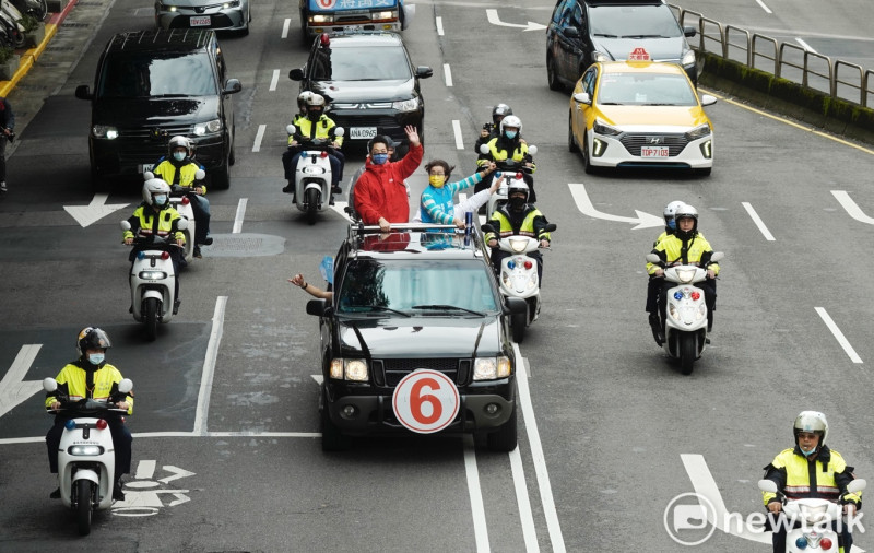 國民黨台北市長候選人蔣萬安上午進行「萬安台北出運行 約定1126投票去」12區車隊掃街行動。   圖：張良一/攝