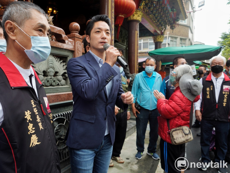 台北市長當選人蔣萬安到文昌宮參拜時，受到市民熱烈的歡迎。   圖：張良一 / 攝