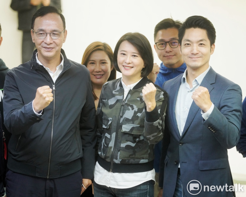 台北市議員王鴻薇2日在國民黨主席朱立倫、台北市長當選人蔣萬安的陪同下，到台北市選委會登記立委補選。   圖：張良一 / 攝