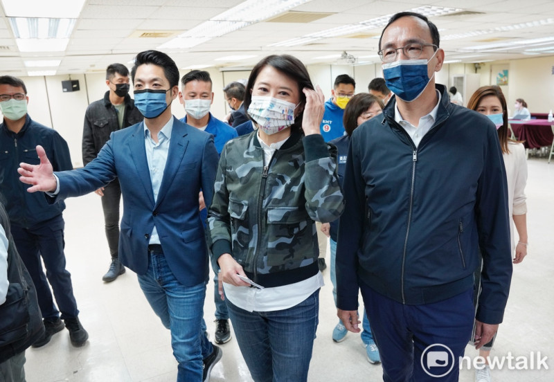 台北市議員王鴻薇上午在國民黨主席朱立倫、台北市長當選人蔣萬安的陪同下，到台北市選委會登記立委補選。   圖：張良一 / 攝