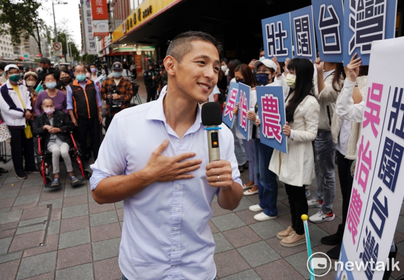 民進黨立委參選人吳怡農在捷運松江南京站出口外向市民打招呼，尋求支持。 圖：張良一/攝