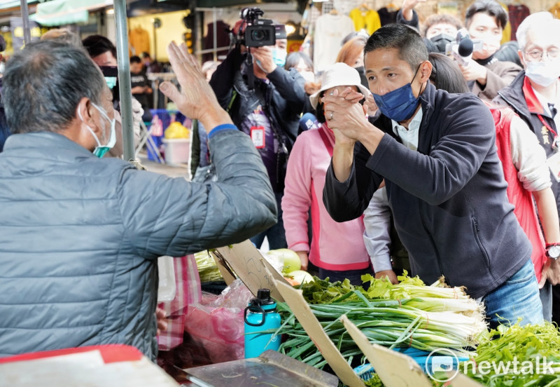 民進黨提名台北市第三選區立委候選人吳怡農到雙連市場掃街拜票。   圖：張良一/攝