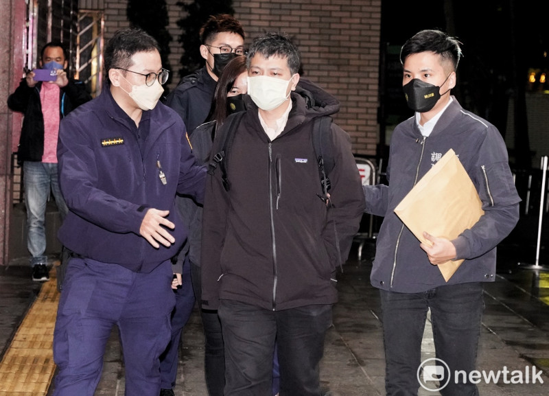 立委高虹安辦公室主任陳奐宇（中）被調查局幹員帶往北檢複訊。   圖：張良一/攝