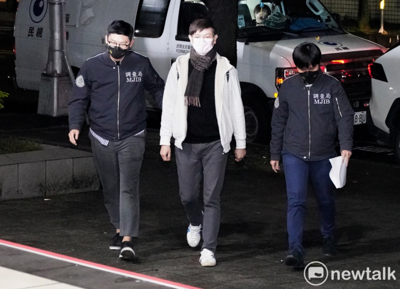 高虹安男友李忠庭（中）從選前被爆料參與高虹安涉嫌詐領助理費案以來，一路「愛相隨」到新竹市政府。圖為他之前被調查局幹員帶往北檢複訊。   圖：新頭殼資料照／張良一攝