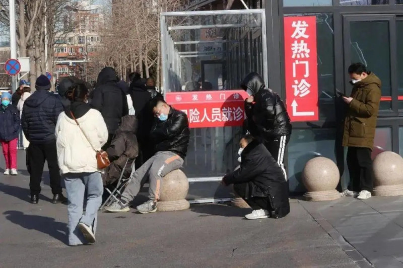 中國鬆綁防治政策後，染疫人數爆增。圖為中國民眾排隊發熱門診。   圖：翻攝自騰訊網（資料照）