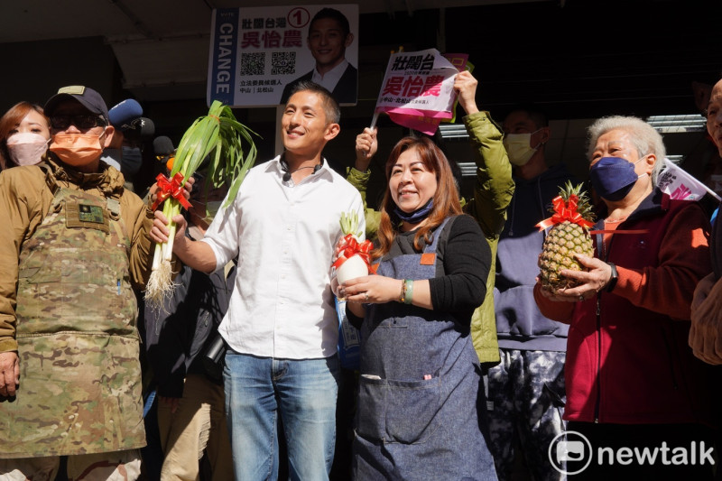 民進黨提名台北市第3選區立委補選參選人吳怡農赴中山市場掃街拜票。   圖：張良一/攝