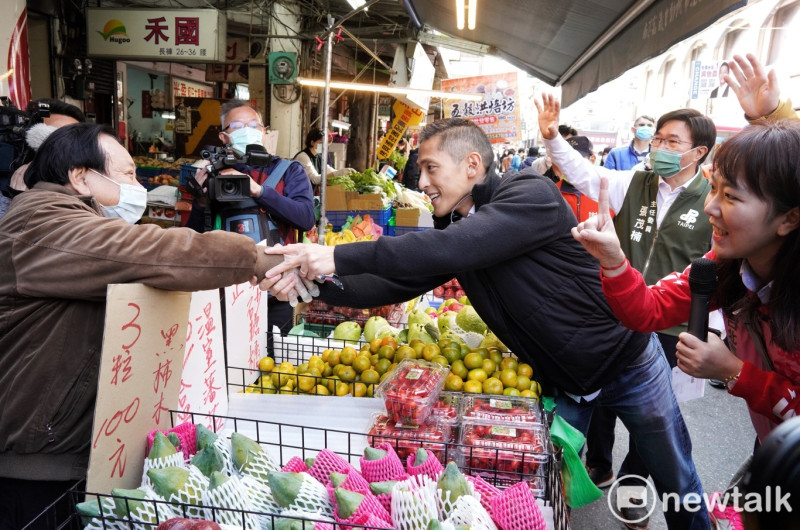 民進黨台北市立委補選候選人吳怡農赴南京、武昌市場掃街拜票。 圖:張良一/攝