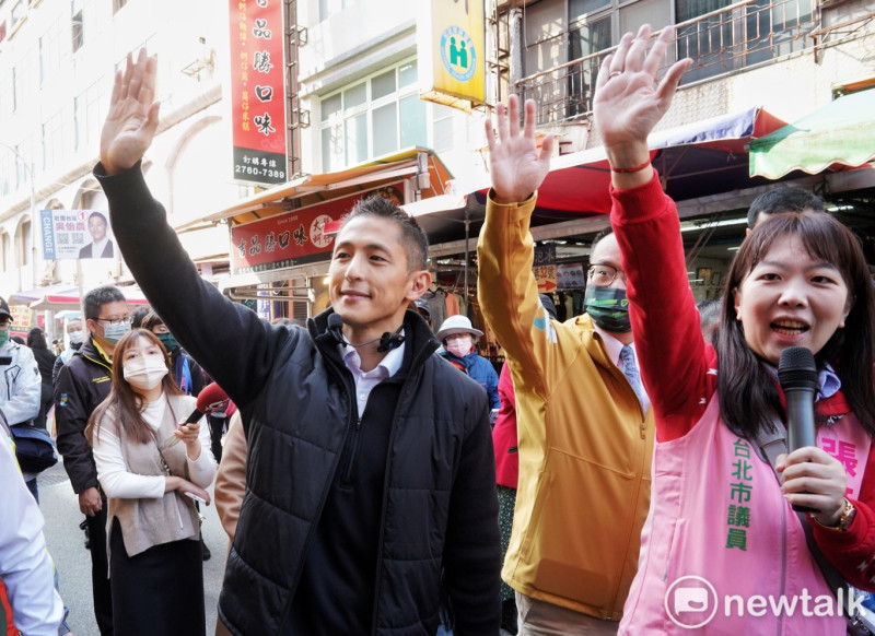 民進黨台北市立委補選候選人吳怡農赴南京、武昌市場掃街拜票。   圖：張良一 / 攝