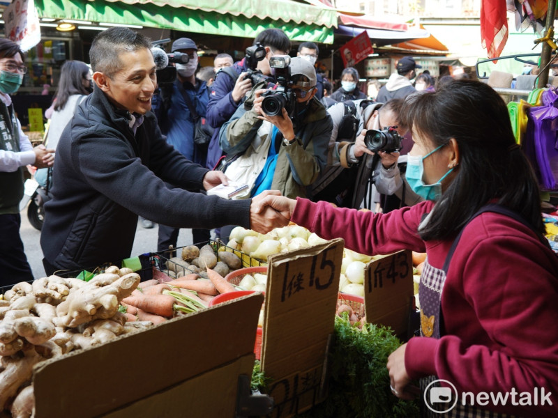 民進黨台北市立委補選候選人吳怡農赴南京、武昌市場掃街拜票。   圖：張良一/攝