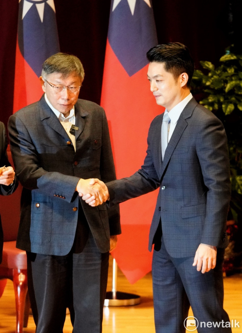 剛卸任的台北市長柯文哲與新任市長蔣萬安（右）   圖：張良一/攝