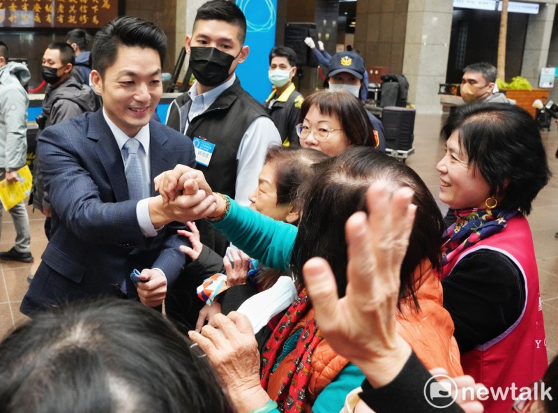 新就任的台北市長蔣萬安出席就職典禮後，在一樓中庭向市府志工致意。   圖：張良一/攝