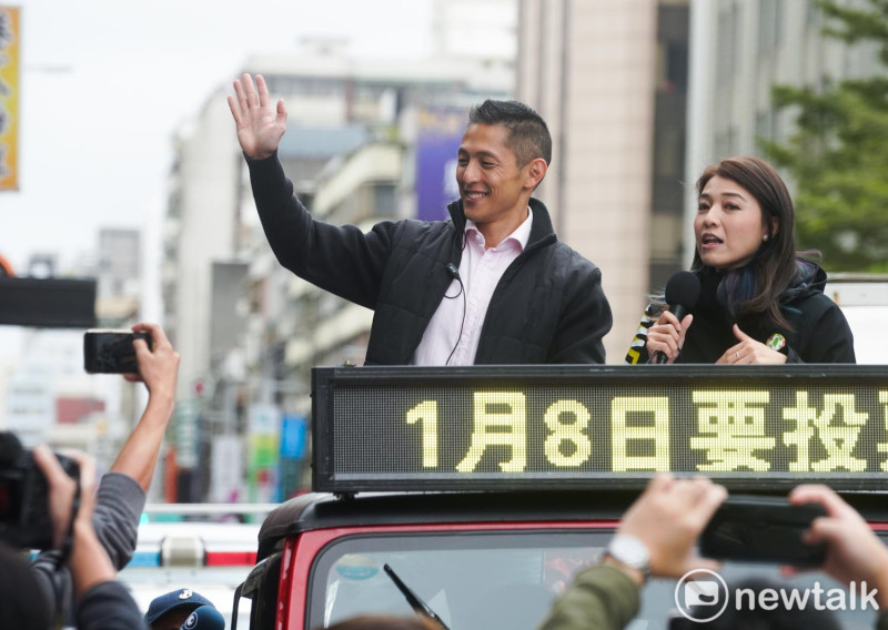 民進黨提名台北市第三選區立委補選候選人吳怡農上午在市議員顏若芳的陪同下，在中山區進行車隊掃街。   圖：張良一／攝