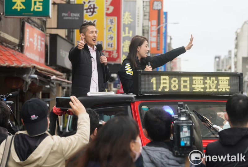 民進黨提名台北市第三選區立委補選候選人吳怡農上午在市議員顏若芳的陪同下，在中山區進行車隊掃街。   圖：張良一／攝