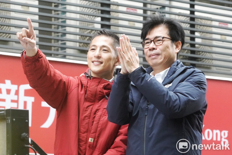 民進黨提名台北市第三選區立委補選候選人吳怡農上午在民進黨代理主席陳其邁陪同下在中山區掃街拜票。   圖：張良一 / 攝