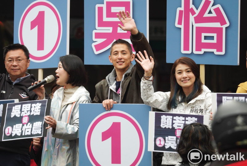 民進黨提名台北市第三選區立委補選候選人吳怡農在中山北路、南京西路口舉辦「攏來站街頭」，向上班的市民拜票，多位立委、市議員亦陪同站台聲援。   圖：張良一 / 攝