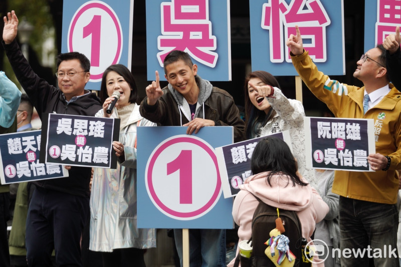 民進黨提名台北市第三選區立委補選候選人吳怡農在中山北路、南京西路口舉辦「攏來站街頭」，向上班的市民拜票，多位立委、市議員亦陪同站台聲援。   圖：張良一 / 攝