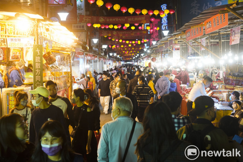 迪化街上的台北年貨大街充滿濃濃的年味，年貨滿滿、人潮滿滿、熱鬧滿滿！   圖：張良一/攝
