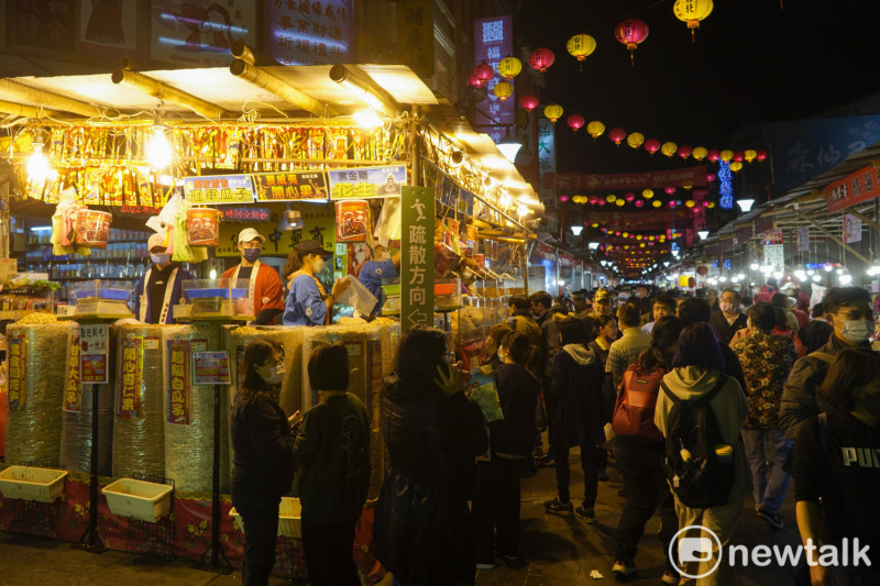 迪化街上的台北年貨大街在過年前總是相當熱鬧，是台北市區少數幾處充滿農曆新年節慶氣氛的地方。   圖：張良一/攝