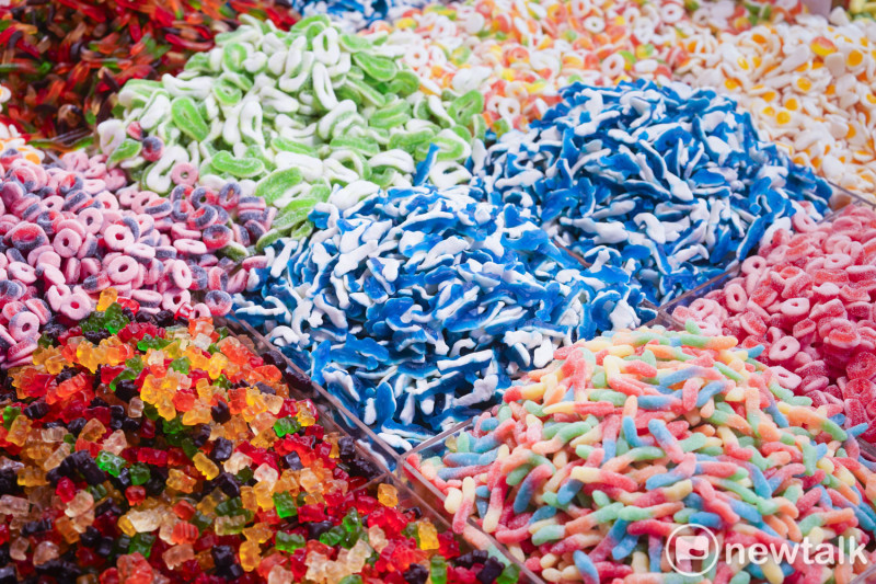 糖果是年節必備，各種不同顏色的糖果色彩炫麗繽紛，相當吸睛。   圖：張良一/攝