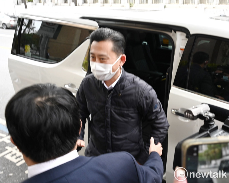 前新竹市長林智堅於審理前直接走入法庭，未接受媒體採訪。   圖：張良一/攝