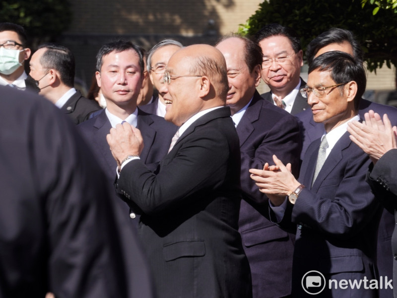 行政院長蘇貞昌今（30）天拍蘇內閣畢業照時，全場笑呵呵。   圖：張良一/攝