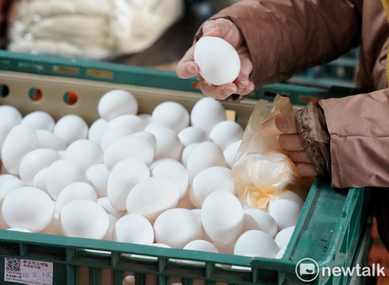 最近新聞議題天天熱議台灣雞蛋價格飛漲，竟然在社區群組中，被抹黑成一個加蛋漢堡漲了45元，成為90元？！到底蛋價真實情形是如何？   圖：張良一/攝