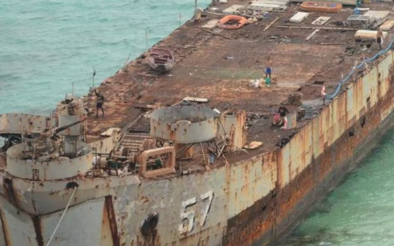 菲律賓一艘登陸艦逐漸崩潰,登陸艦指出菲國試圖在艦上運輸建築材料。 圖:翻攝自龍行觀察企鵝號 菲律賓一艘登陸艦逐漸崩潰,登陸艦指出菲國試圖在艦上運輸建築材料。 圖:翻攝自龍行觀察企鵝號