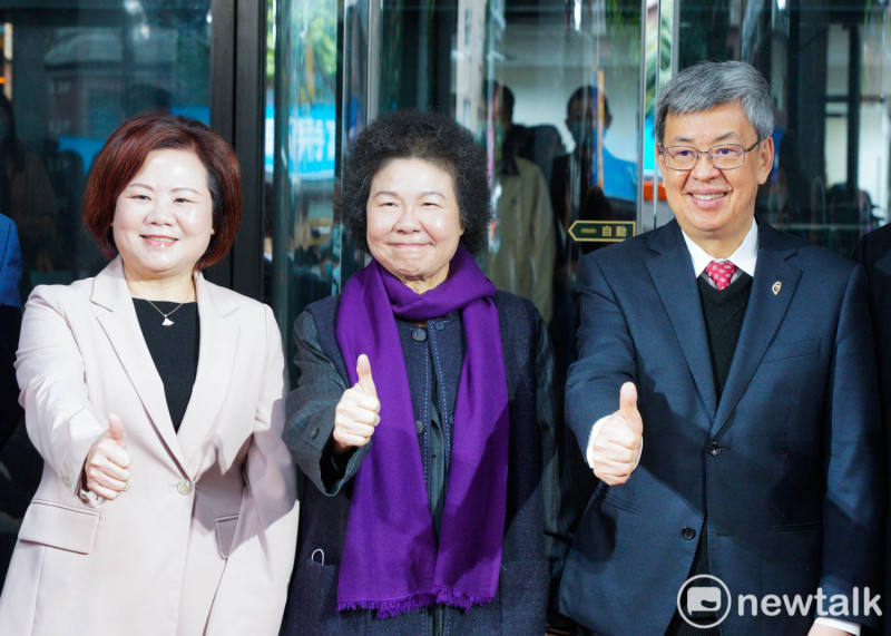 行政院長陳建仁出席勞動部喬遷典禮，圖為行政院長陳建仁、監察院長陳菊、勞動部長許銘春等人共同揭牌後合影。   圖：張良一/攝