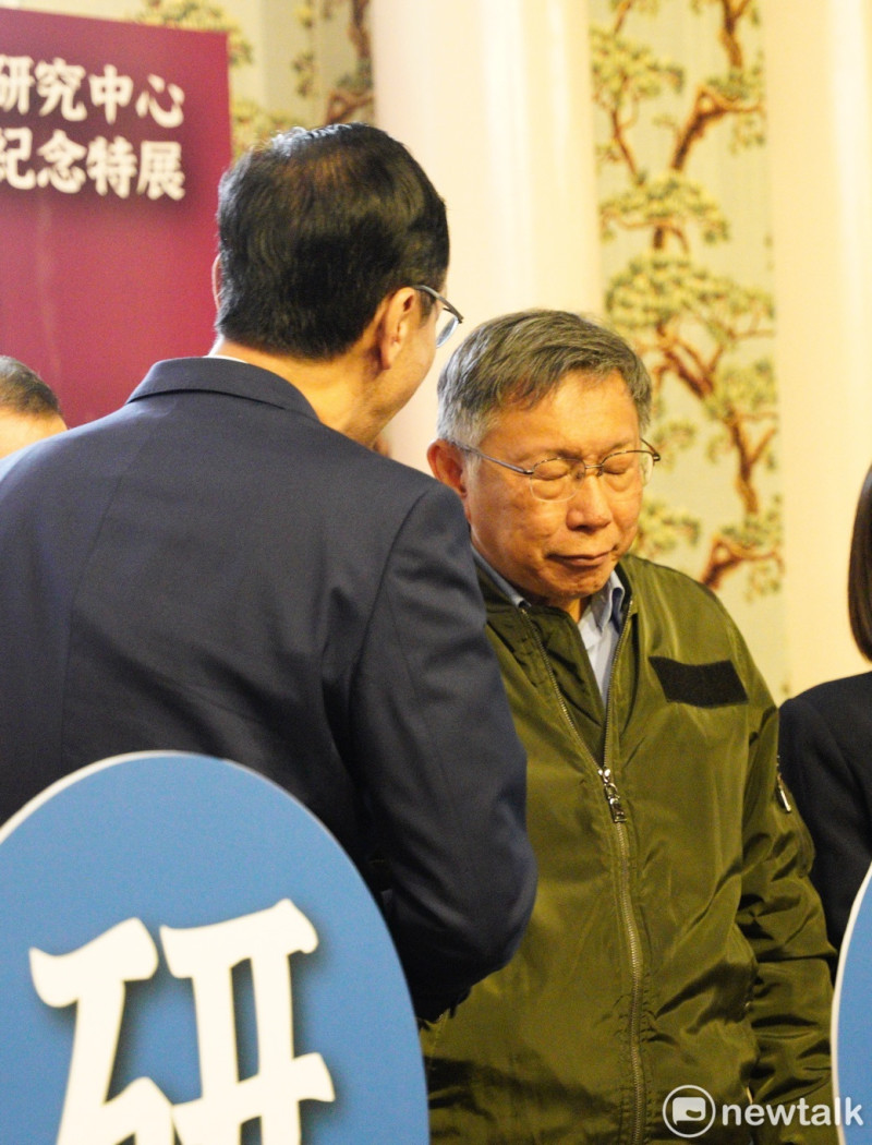 國民黨主席朱立倫、台灣民眾黨主席柯文哲出席政治大學國際關係研究中心70周年特展開幕記者會。   圖：張良一 / 攝