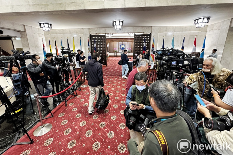 宏都拉斯駐台大使布羅德今天近中午時分現身外交部，媒體在外交部守候，但布羅德稍後從地下室離去，讓媒體撲空。   圖：張良一/攝