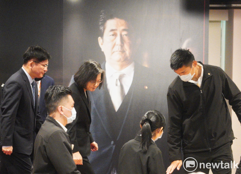 總統蔡英文上午在總統府秘書長林佳龍陪同下，出席「『安倍晉三紀念影像展』開幕式」。   圖：張良一/攝