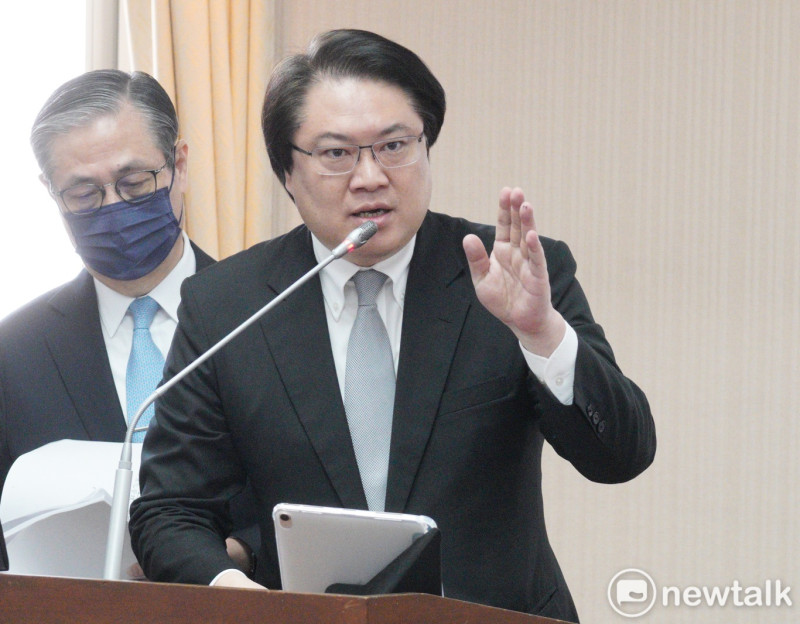 內政部長林右昌在立院內政委員會備詢。   圖：張良一/攝