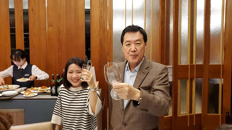 國民黨立委費鴻泰（右）被台北市議員徐巧芯（左）阻斷立委連任之路。   圖：徐巧芯辦公室 / 提供(資料照)