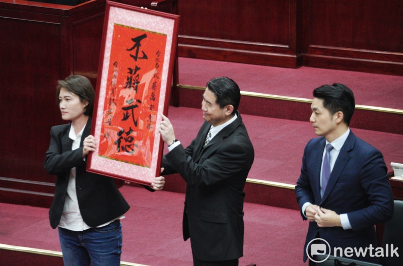 民進黨台北市議員林延鳳贈送「不蔣武德」中堂給台北市長蔣萬安。   圖：張良一/攝