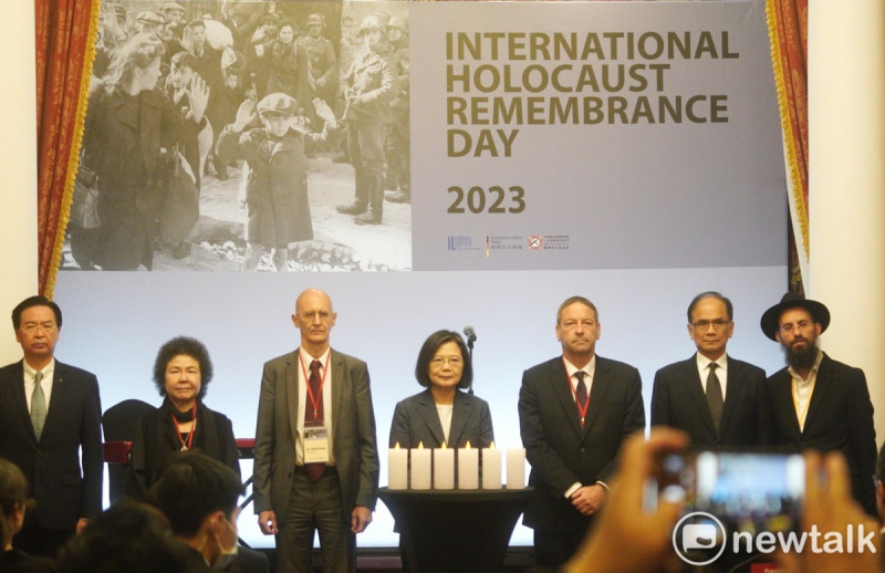 總統蔡英文、立法院長游錫堃、監察院長陳菊、以色列駐台代表柯思碧（右三）、德國在台協會許佑格處長（左三）出席「2023年國際大屠殺紀念日活動」。   圖：張良一/攝