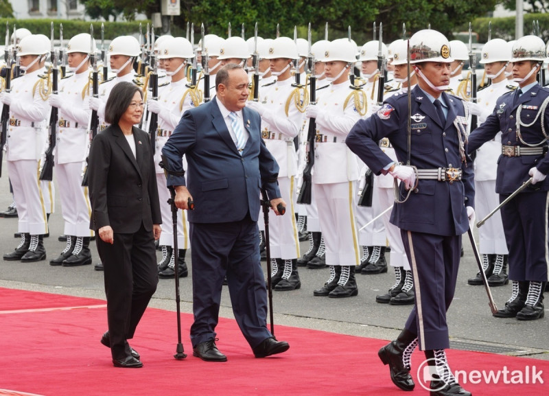 總統蔡英文上午以軍禮歡迎來台訪問的瓜地馬拉共和國總統賈麥岱。   圖：張良一/攝
