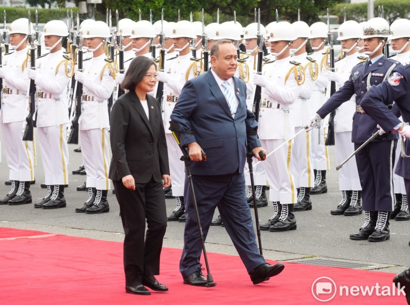 總統蔡英文上午以軍禮歡迎來台訪問的瓜地馬拉共和國總統賈麥岱。   圖：張良一/攝