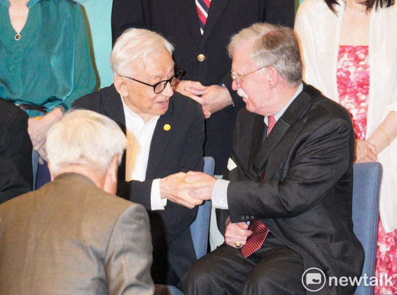 前聯電董事長曹興誠在在FAPA40週年慶祝晚會上和美國前白宮國家安全顧問波頓握手致意。   圖：張良一/攝